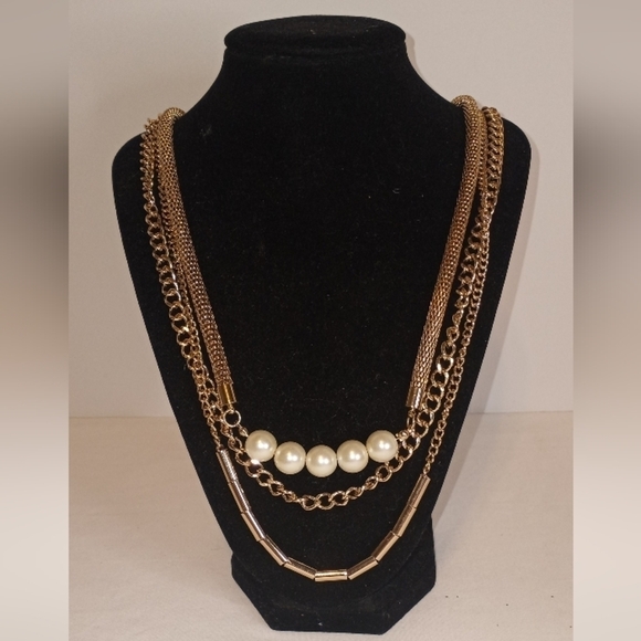 ONE piece Stacked necklace 5 faux pearls & 3 chains gold toned metal NWOT - Picture 2 of 3